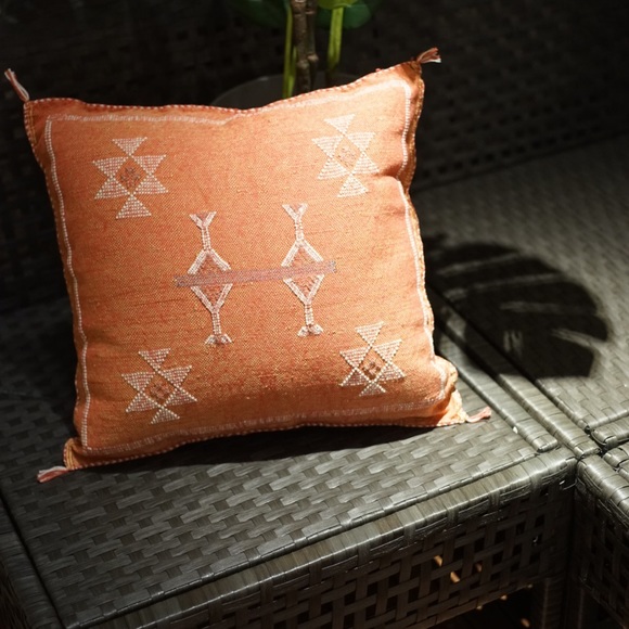 Moroccan Kilim Woven Berber Cactus Silk Pillow - Picture 4 of 4